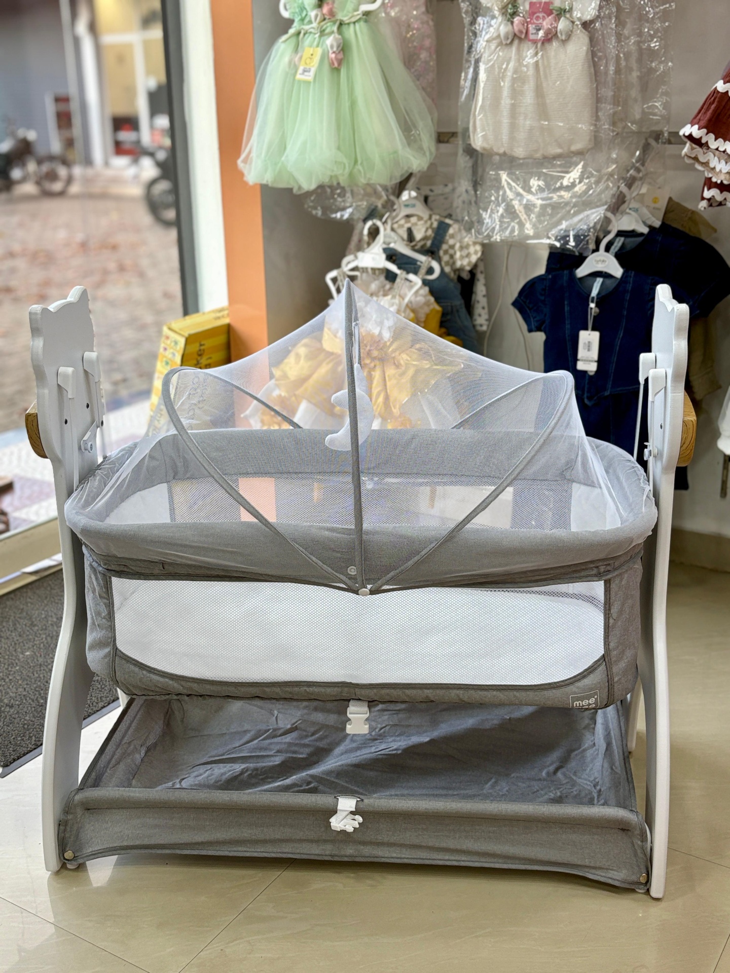 Mee Mee Baby Cradle front view with mosquito net